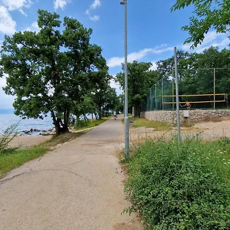 Bela Apartman Njivice